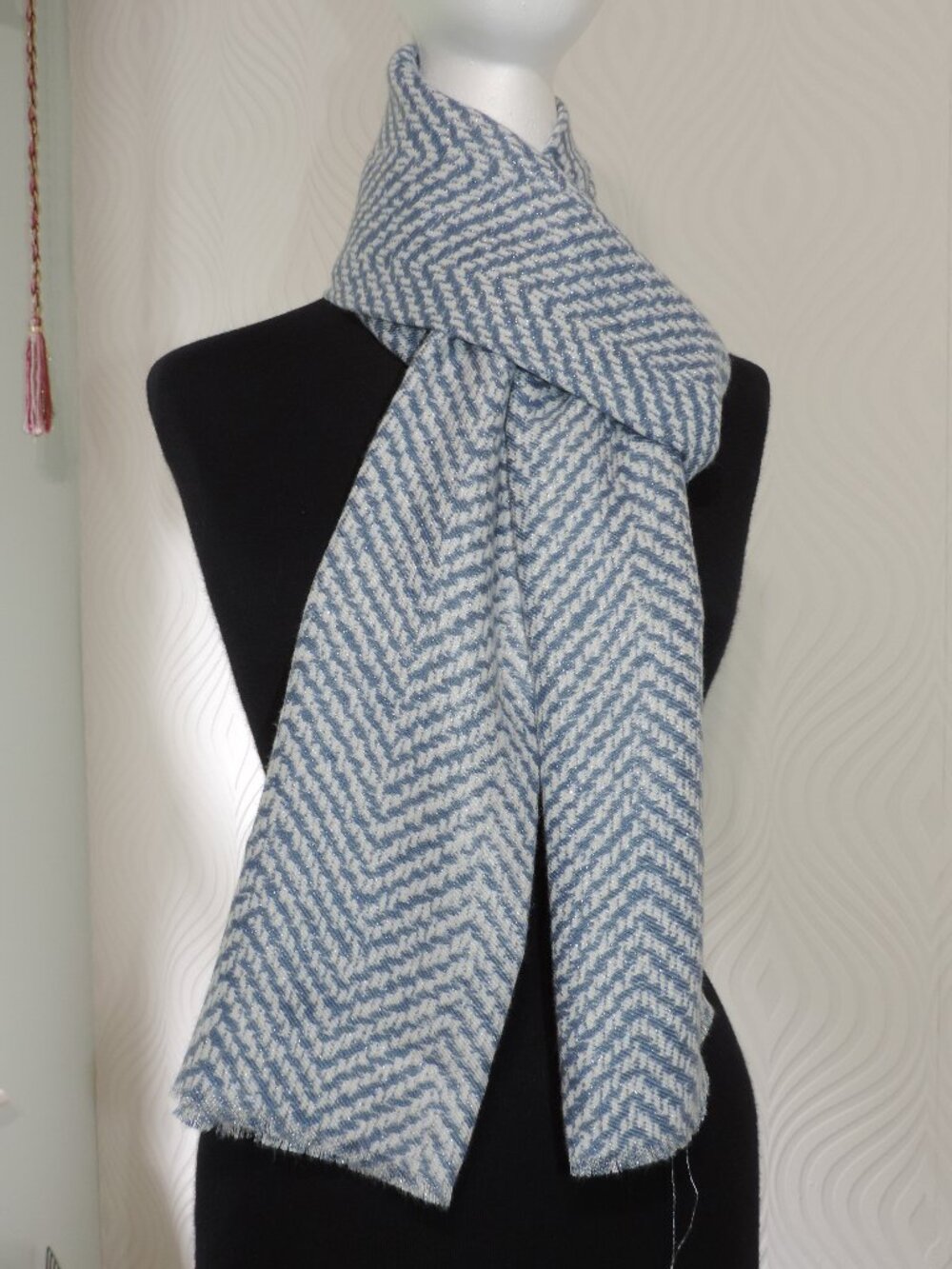 NINE WEST Soft Fringed Fantasy Scarf Denim Blue White Herringbone NWOT 32" x 76"